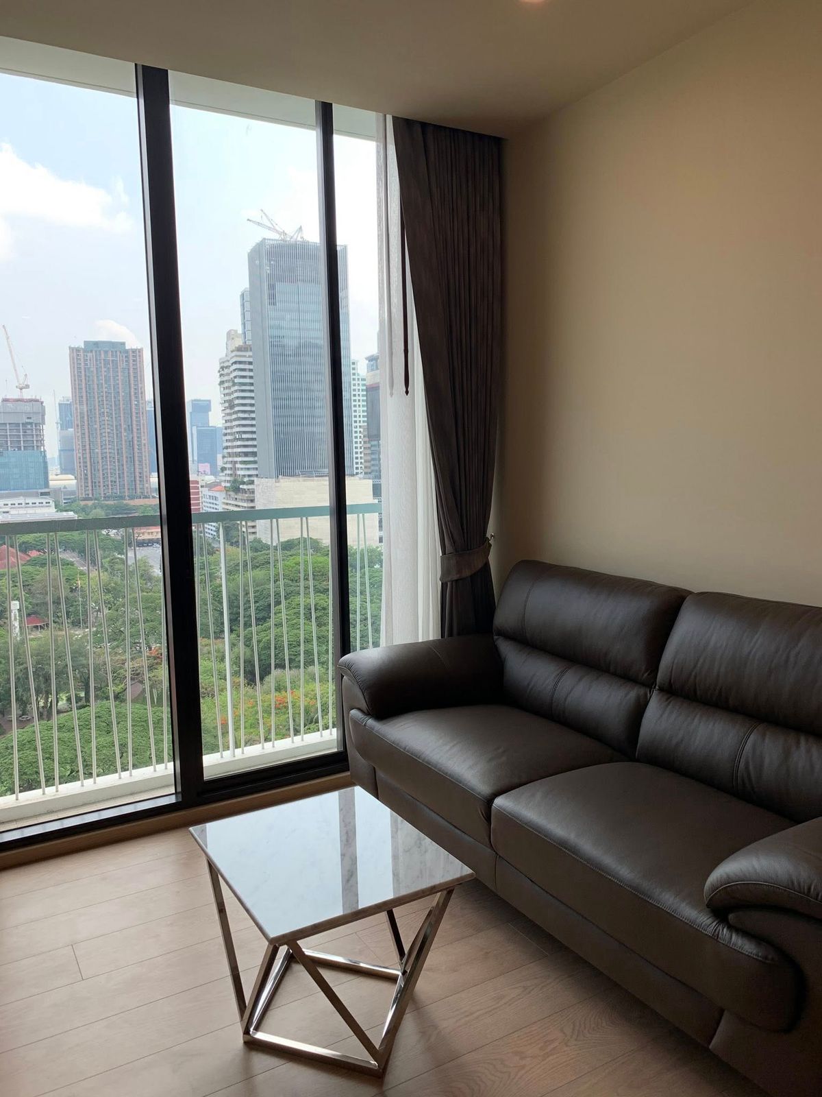 CondoSukhumvit, Asoke, Thonglor : Noble recoze Sukhumvit 19, convenient transportation, near BTS, have a beautiful room shuttle, complete furniture. Ready to stay immediately !!!  
