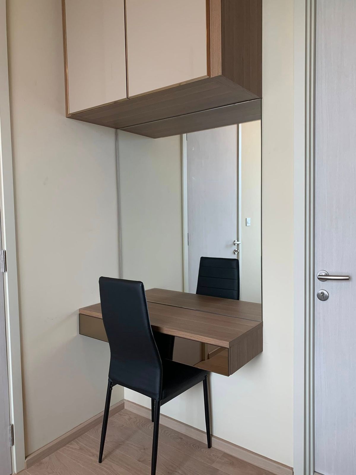 CondoSukhumvit, Asoke, Thonglor : Noble recoze Sukhumvit 19, convenient transportation, near BTS, have a beautiful room shuttle, complete furniture. Ready to stay immediately !!!  