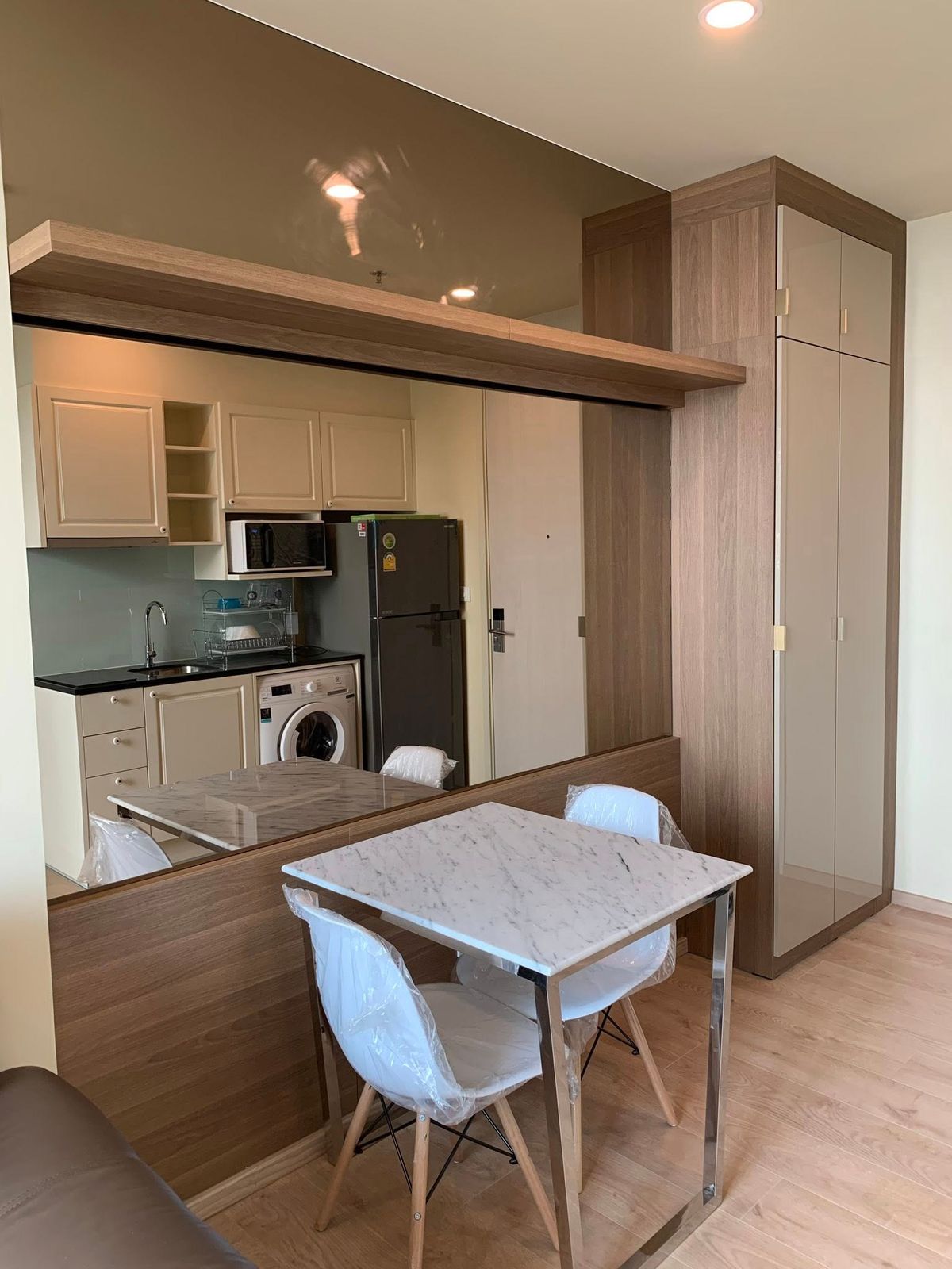 CondoSukhumvit, Asoke, Thonglor : Noble recoze Sukhumvit 19, convenient transportation, near BTS, have a beautiful room shuttle, complete furniture. Ready to stay immediately !!!  