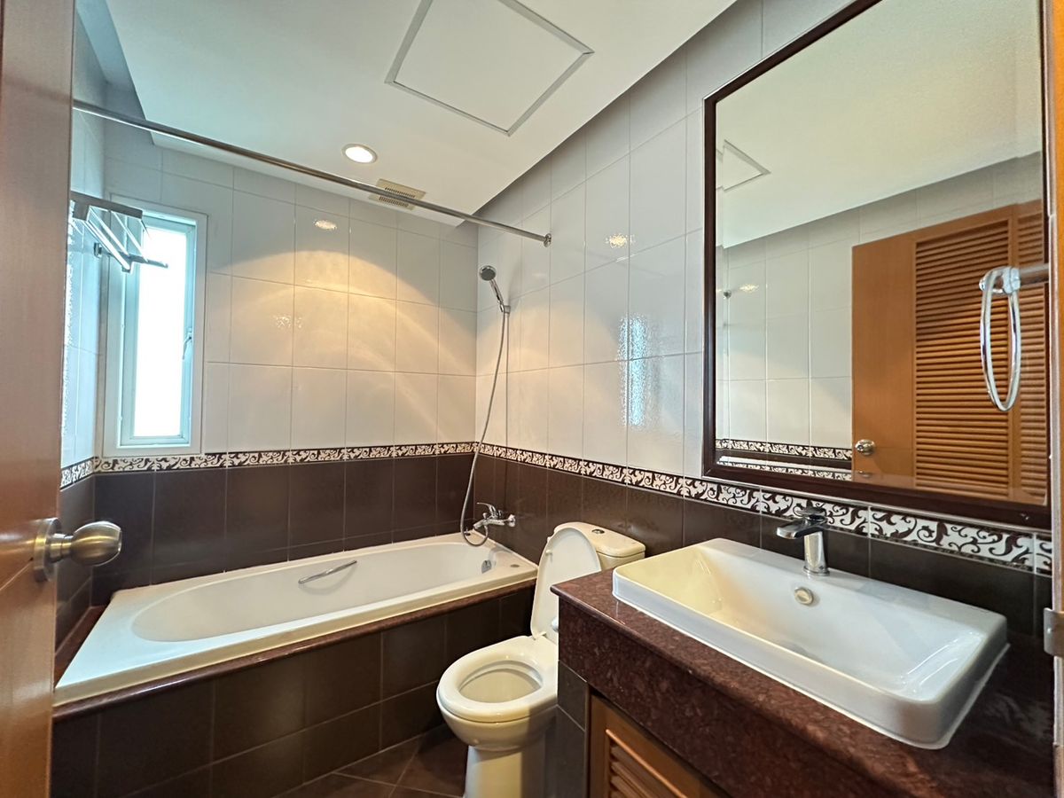 ให้เช่าคอนโดคลองเตย กล้วยน้ำไท : 🌟 ห้องใหญ่ วิวสวย เฟอร์ครบ! คอนโด 3 ห้องนอน พร้อมสิ่งอำนวยความ พื้นที่ใช้สอยกว้าง ใกล้ BTS/MRT เดินทางสะดวก