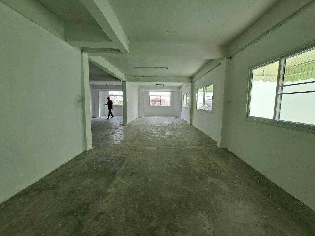 ให้เช่าอาคารพาณิชย์โชคชัย4 ลาดพร้าว71 : ให้เช่าอาคาร 2 ห้อง 3 ชั้นครึ่ง + ดาดฟ้า ทำเลทอง ลาดพร้าว 71 (ตรงข้ามตลาดนัด ใกล้ป้ายรถเมล์) (N.1723)