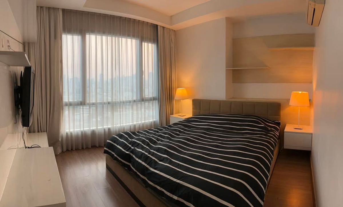 ขายคอนโดพระราม 9 เพชรบุรีตัดใหม่ RCA : 📊 ขายพร้อมผู้เช่า รับรายได้ทันที! คอนโด 2 ห้องนอน ห้องมุม ทรู ทองหล่อ ตกแต่งครบ พร้อมเฟอร์ฯ และเครื่องใช้ไฟฟ้า ทำเลใจกลางทองหล่อ ใกล้ BTS ทองหล่อ เพียง 5-10 นาที