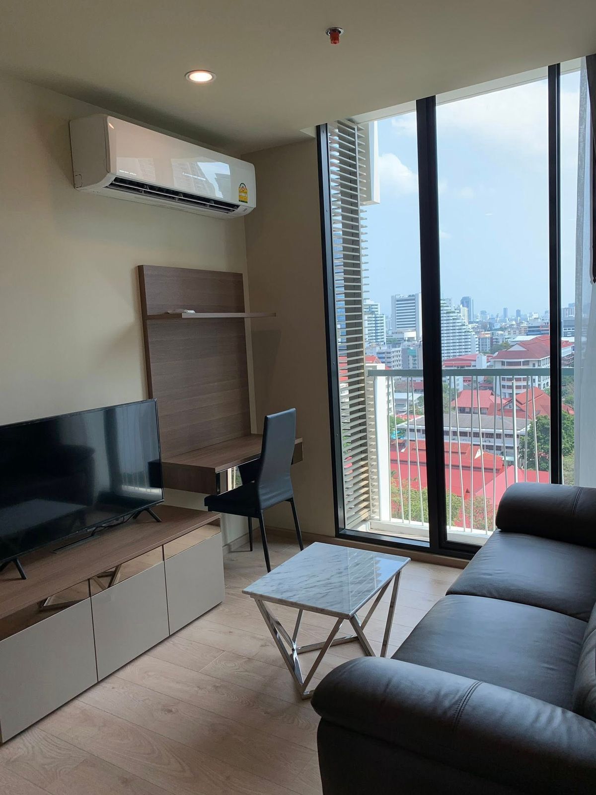 CondoSukhumvit, Asoke, Thonglor : Noble recoze Sukhumvit 19, convenient transportation, near BTS, have a beautiful room shuttle, complete furniture. Ready to stay immediately !!!  