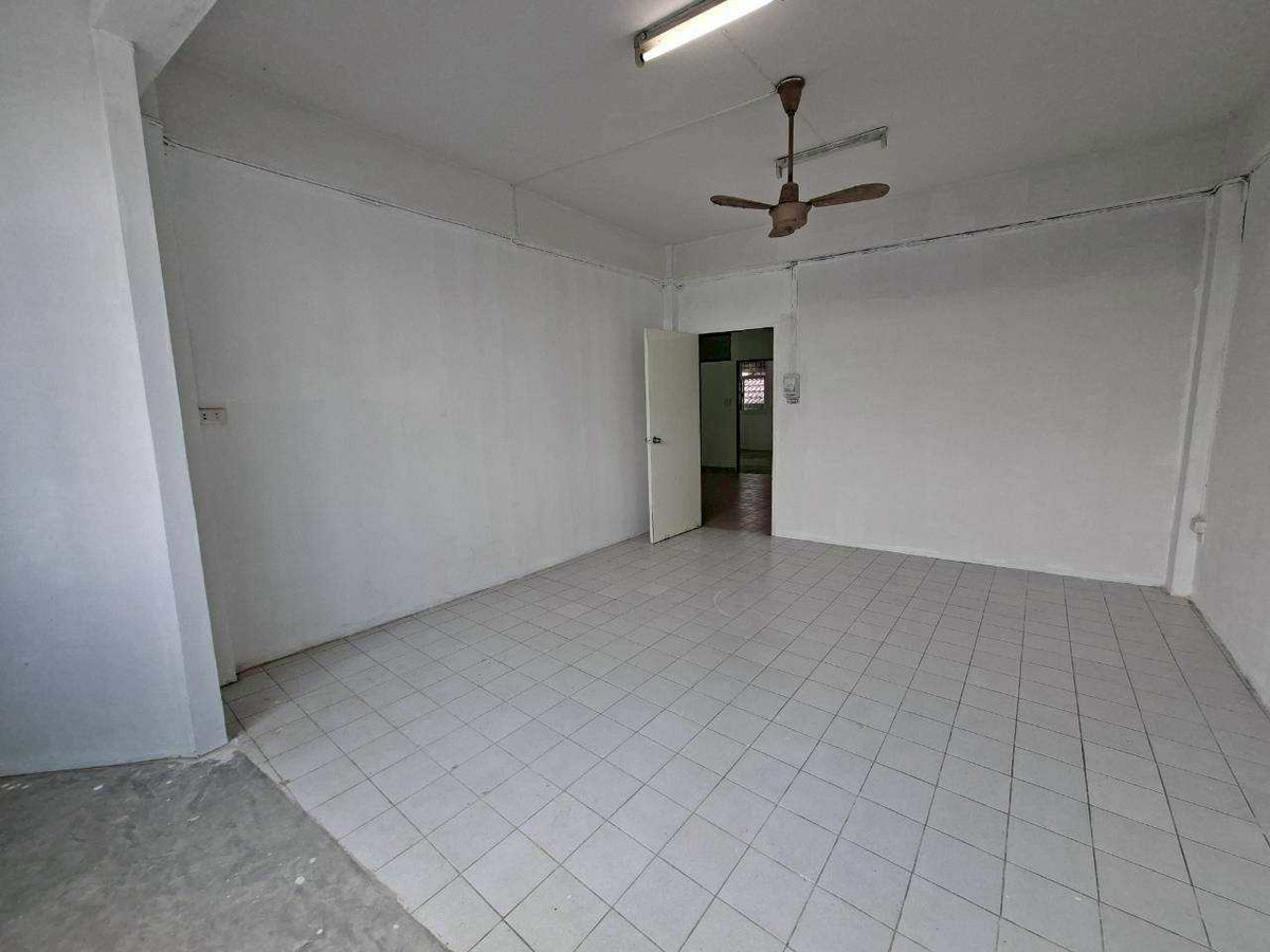 ให้เช่าอาคารพาณิชย์โชคชัย4 ลาดพร้าว71 : ให้เช่าอาคาร 2 ห้อง 3 ชั้นครึ่ง + ดาดฟ้า ทำเลทอง ลาดพร้าว 71 (ตรงข้ามตลาดนัด ใกล้ป้ายรถเมล์) (N.1723)