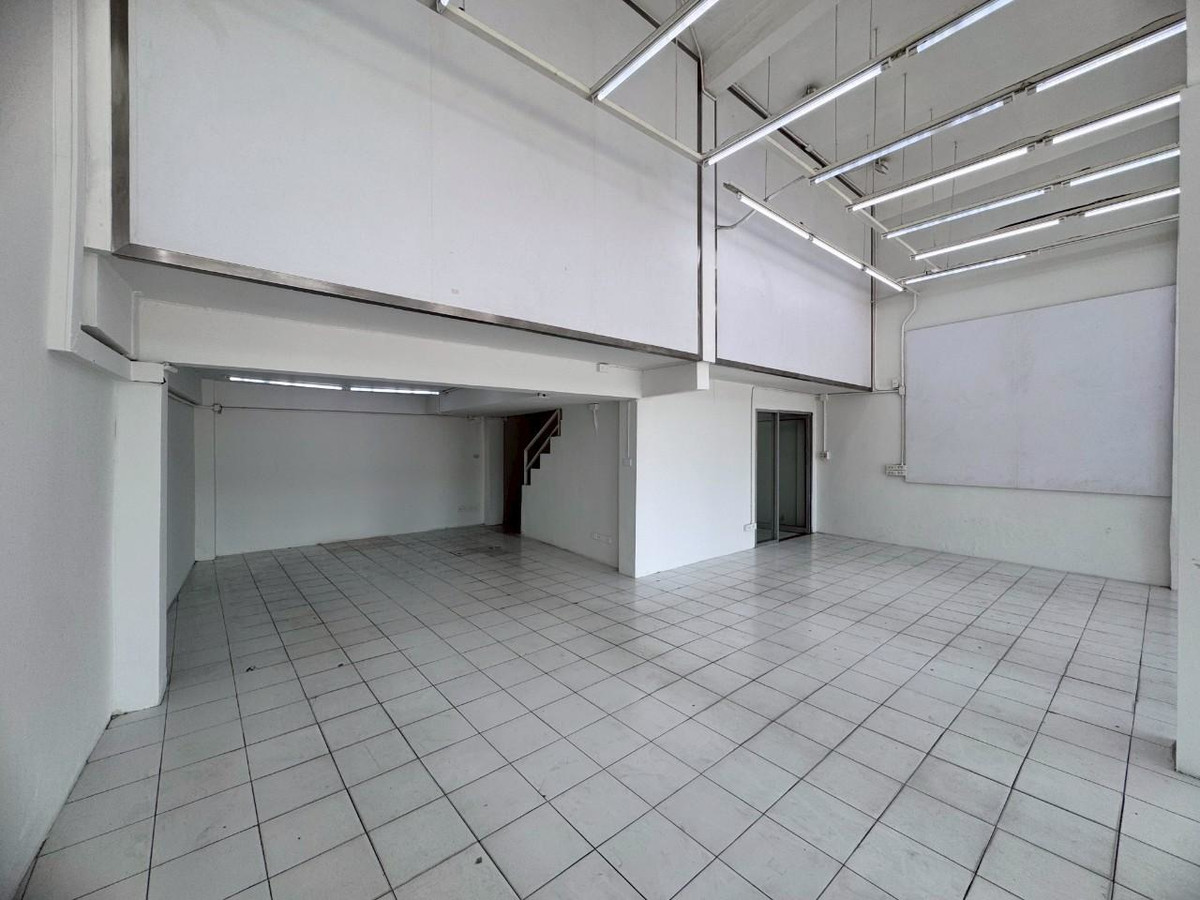 ให้เช่าอาคารพาณิชย์โชคชัย4 ลาดพร้าว71 : ให้เช่าอาคาร 2 ห้อง 3 ชั้นครึ่ง + ดาดฟ้า ทำเลทอง ลาดพร้าว 71 (ตรงข้ามตลาดนัด ใกล้ป้ายรถเมล์) (N.1723)