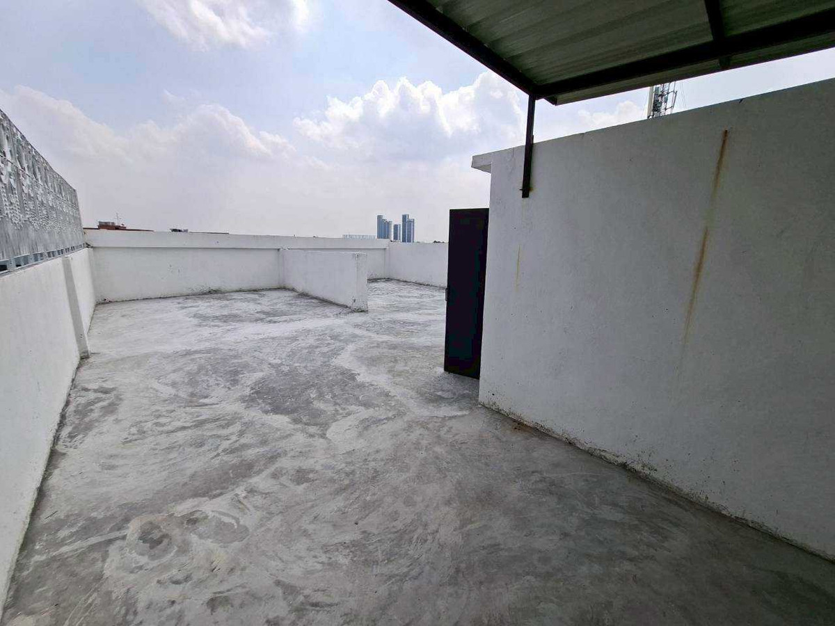 ให้เช่าอาคารพาณิชย์โชคชัย4 ลาดพร้าว71 : ให้เช่าอาคาร 2 ห้อง 3 ชั้นครึ่ง + ดาดฟ้า ทำเลทอง ลาดพร้าว 71 (ตรงข้ามตลาดนัด ใกล้ป้ายรถเมล์) (N.1723)