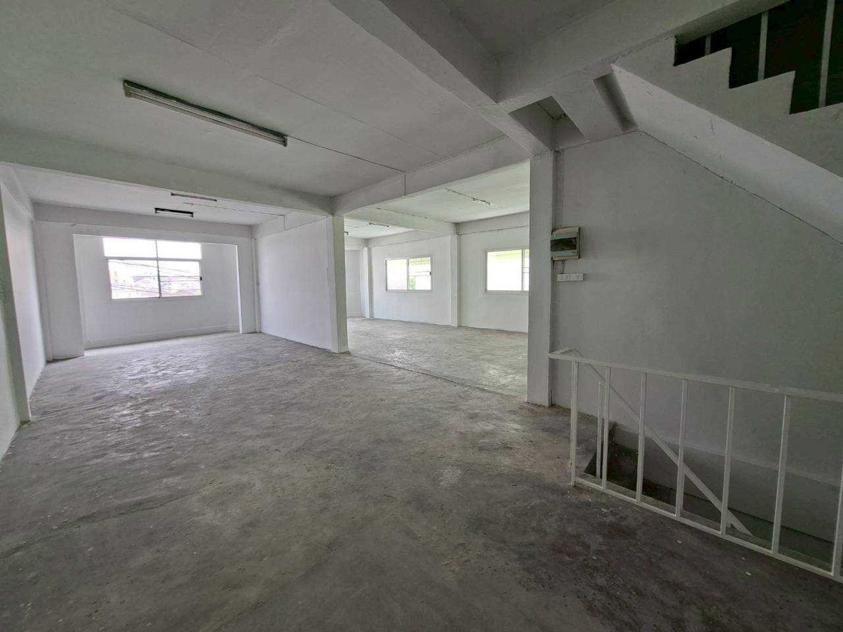 ให้เช่าอาคารพาณิชย์โชคชัย4 ลาดพร้าว71 : ให้เช่าอาคาร 2 ห้อง 3 ชั้นครึ่ง + ดาดฟ้า ทำเลทอง ลาดพร้าว 71 (ตรงข้ามตลาดนัด ใกล้ป้ายรถเมล์) (N.1723)