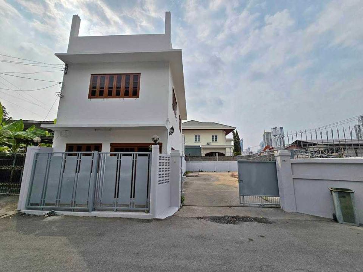 ให้เช่าอาคารพาณิชย์สุขุมวิท อโศก ทองหล่อ : LTHC12482 - Commercial in Sukhumvit FOR RENT Size 118 Sq.W 100 Sq.M. 2 beds 2 baths BTS Phrom Phong Station ONLY 130K/Month