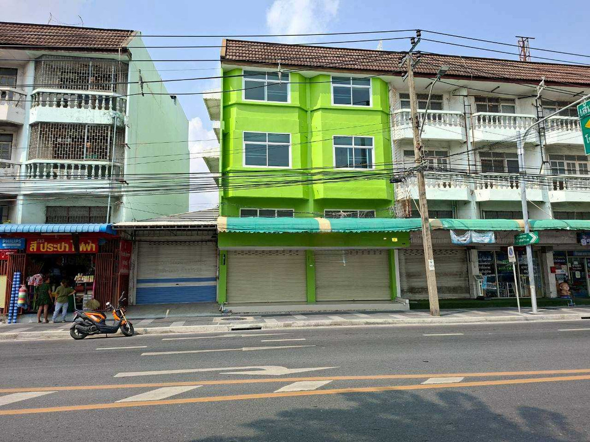 For RentShop HouseChokchai 4, Ladprao 71, Ladprao 48, : Rental 2, 3 -story room, half floor + roof, Lat Phrao 71 location (opposite the flea market Near the bus stop) (N.1723)