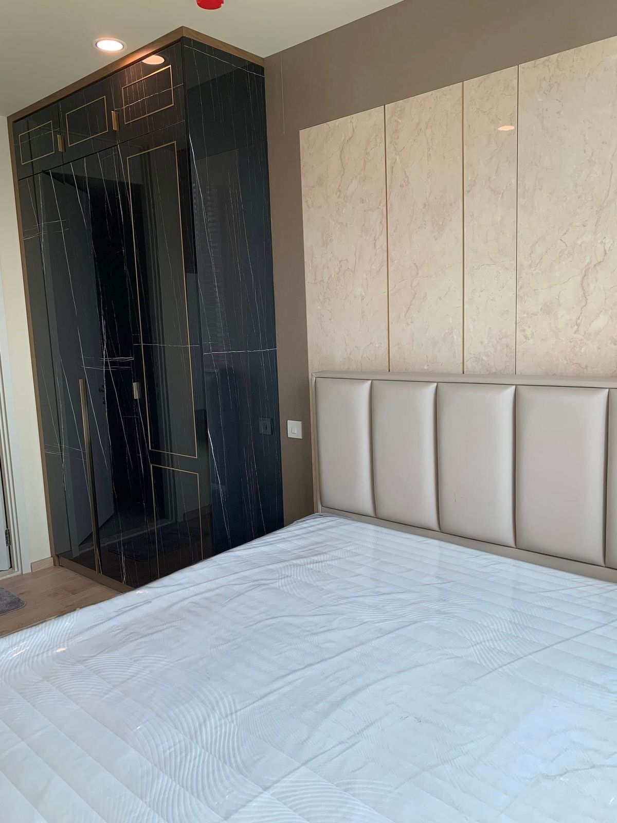 CondoSukhumvit, Asoke, Thonglor : Noble recoze Sukhumvit 19, convenient transportation, near BTS, have a beautiful room shuttle, complete furniture. Ready to stay immediately !!!  
