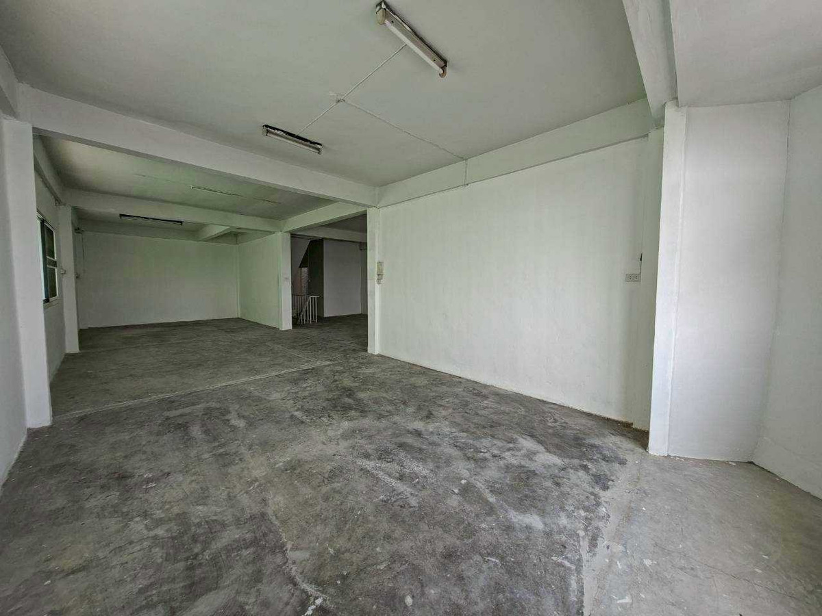 ให้เช่าอาคารพาณิชย์โชคชัย4 ลาดพร้าว71 : ให้เช่าอาคาร 2 ห้อง 3 ชั้นครึ่ง + ดาดฟ้า ทำเลทอง ลาดพร้าว 71 (ตรงข้ามตลาดนัด ใกล้ป้ายรถเมล์) (N.1723)