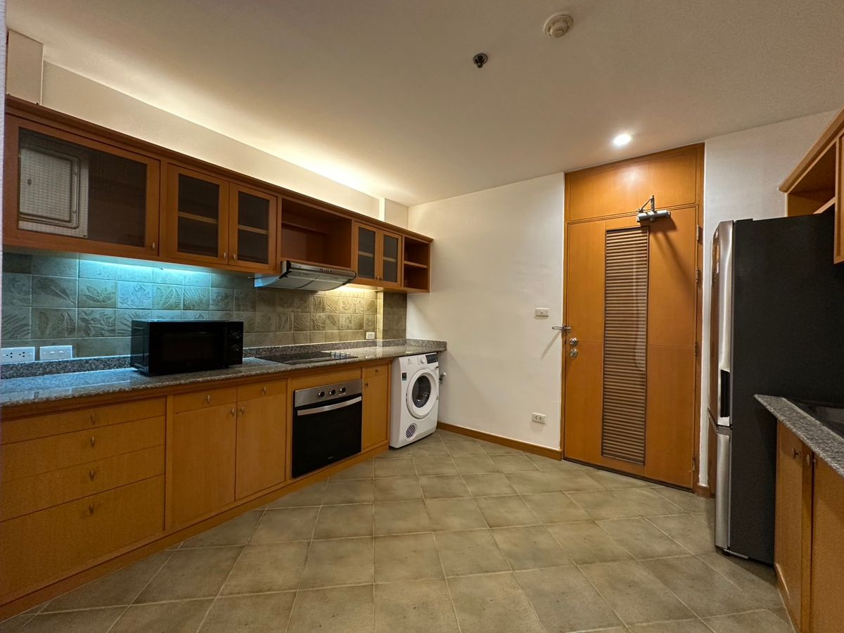 ให้เช่าคอนโดคลองเตย กล้วยน้ำไท : ✨ คอนโดกว้าง 3 ห้องนอน วิวสวย พร้อมสิ่งอำนวยความสะดวกครบ ใกล้ BTS/MRT เดินทางสะดวก พร้อมเข้าอยู่ได้ทันที 