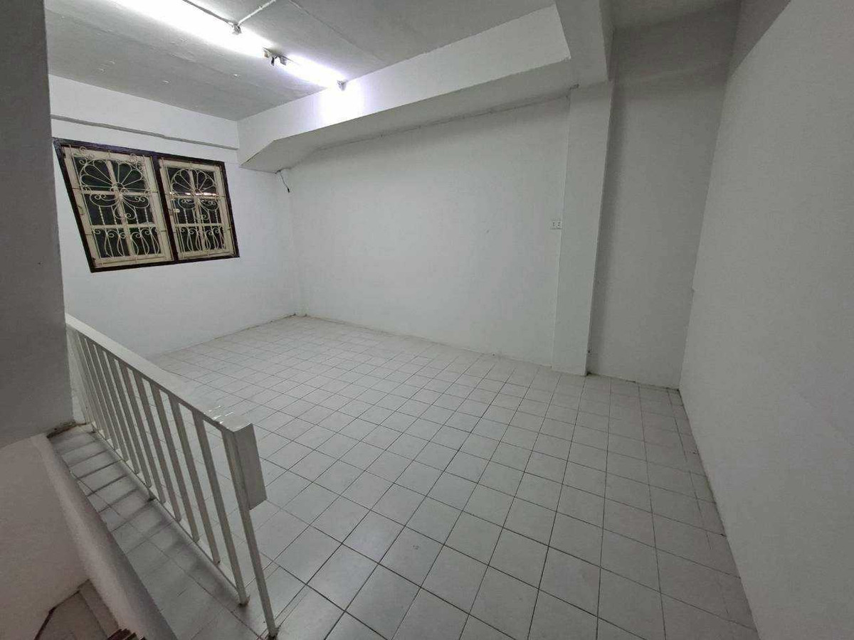 ให้เช่าอาคารพาณิชย์โชคชัย4 ลาดพร้าว71 : ให้เช่าอาคาร 2 ห้อง 3 ชั้นครึ่ง + ดาดฟ้า ทำเลทอง ลาดพร้าว 71 (ตรงข้ามตลาดนัด ใกล้ป้ายรถเมล์) (N.1723)