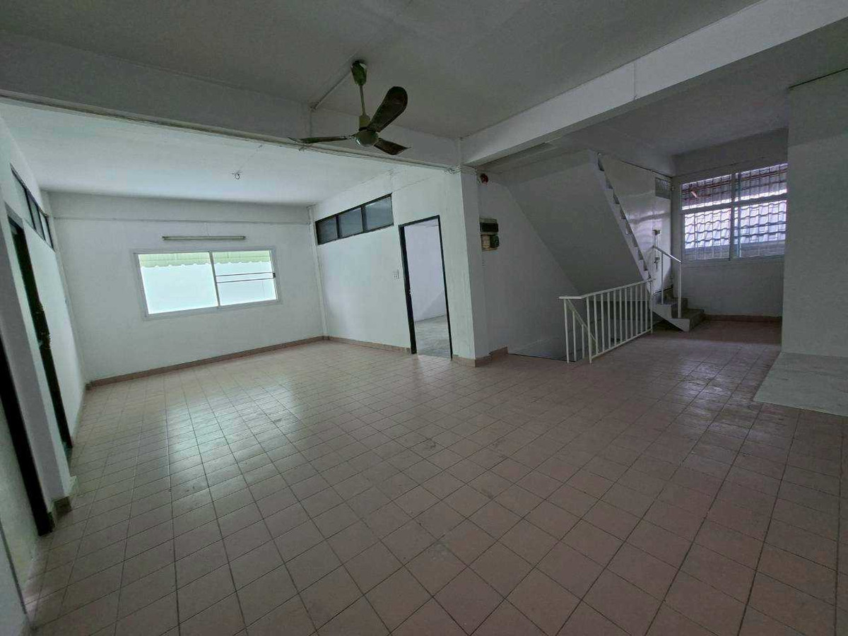 ให้เช่าอาคารพาณิชย์โชคชัย4 ลาดพร้าว71 : ให้เช่าอาคาร 2 ห้อง 3 ชั้นครึ่ง + ดาดฟ้า ทำเลทอง ลาดพร้าว 71 (ตรงข้ามตลาดนัด ใกล้ป้ายรถเมล์) (N.1723)