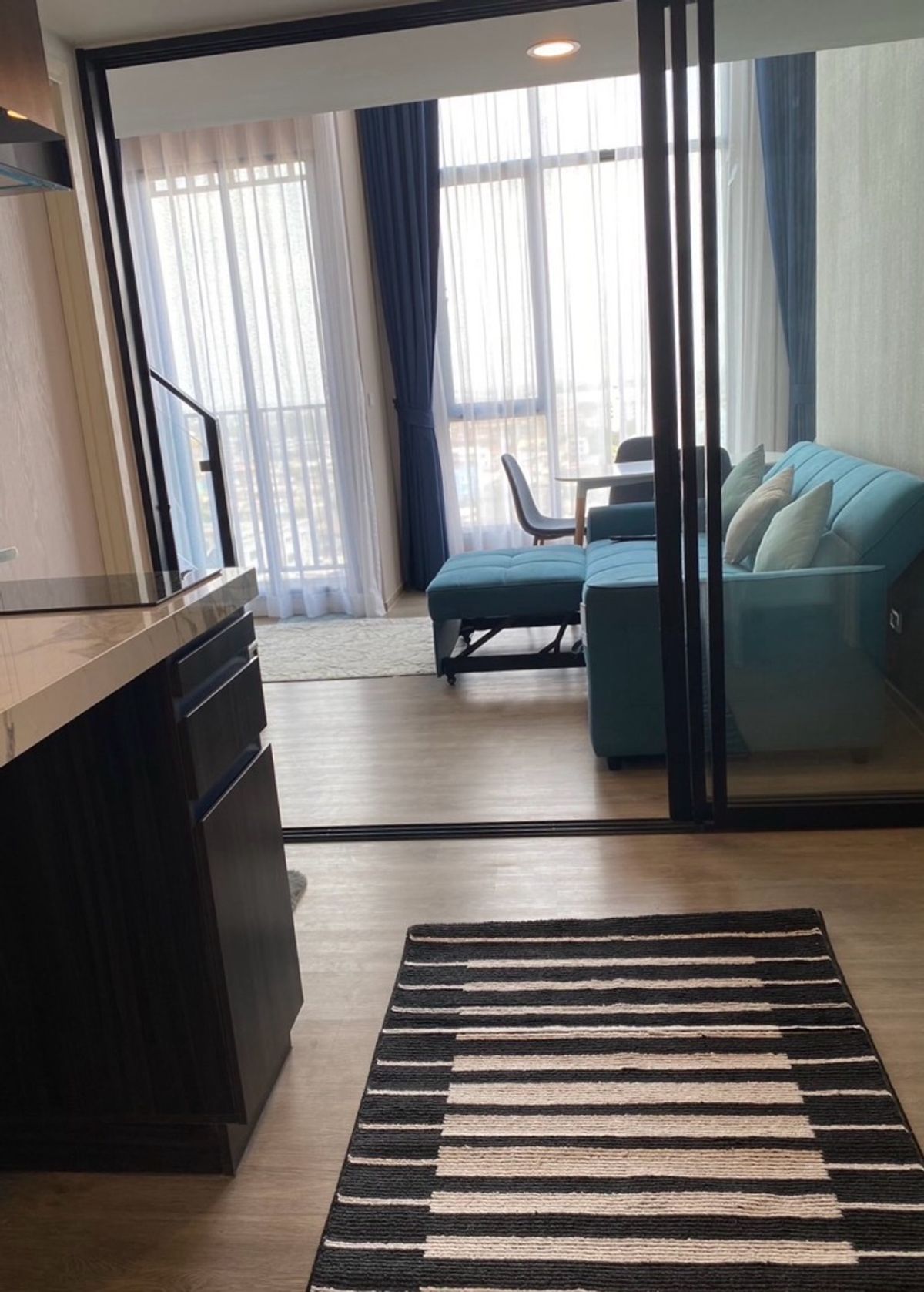 For RentCondoNawamin, Ramindra : Origin PLUG & Play Ramintra Condo for Rent (Origin, Plug and Play Ram Inthra), beautiful decoration room Complete furniture Electrical appliances, TV, refrigerator, washing machine, microwave, ready to move in There is a red train passing. Near Ram Inthra