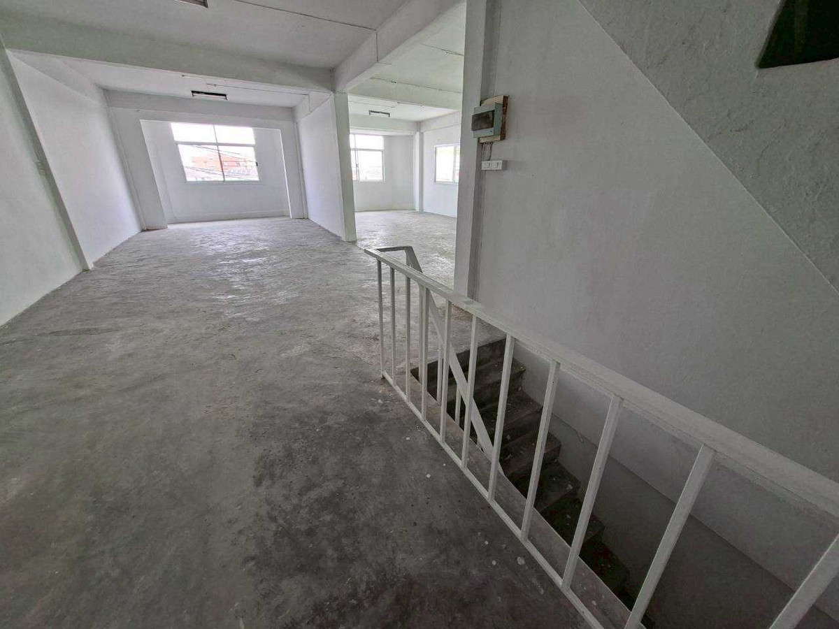 ให้เช่าอาคารพาณิชย์โชคชัย4 ลาดพร้าว71 : ให้เช่าอาคาร 2 ห้อง 3 ชั้นครึ่ง + ดาดฟ้า ทำเลทอง ลาดพร้าว 71 (ตรงข้ามตลาดนัด ใกล้ป้ายรถเมล์) (N.1723)