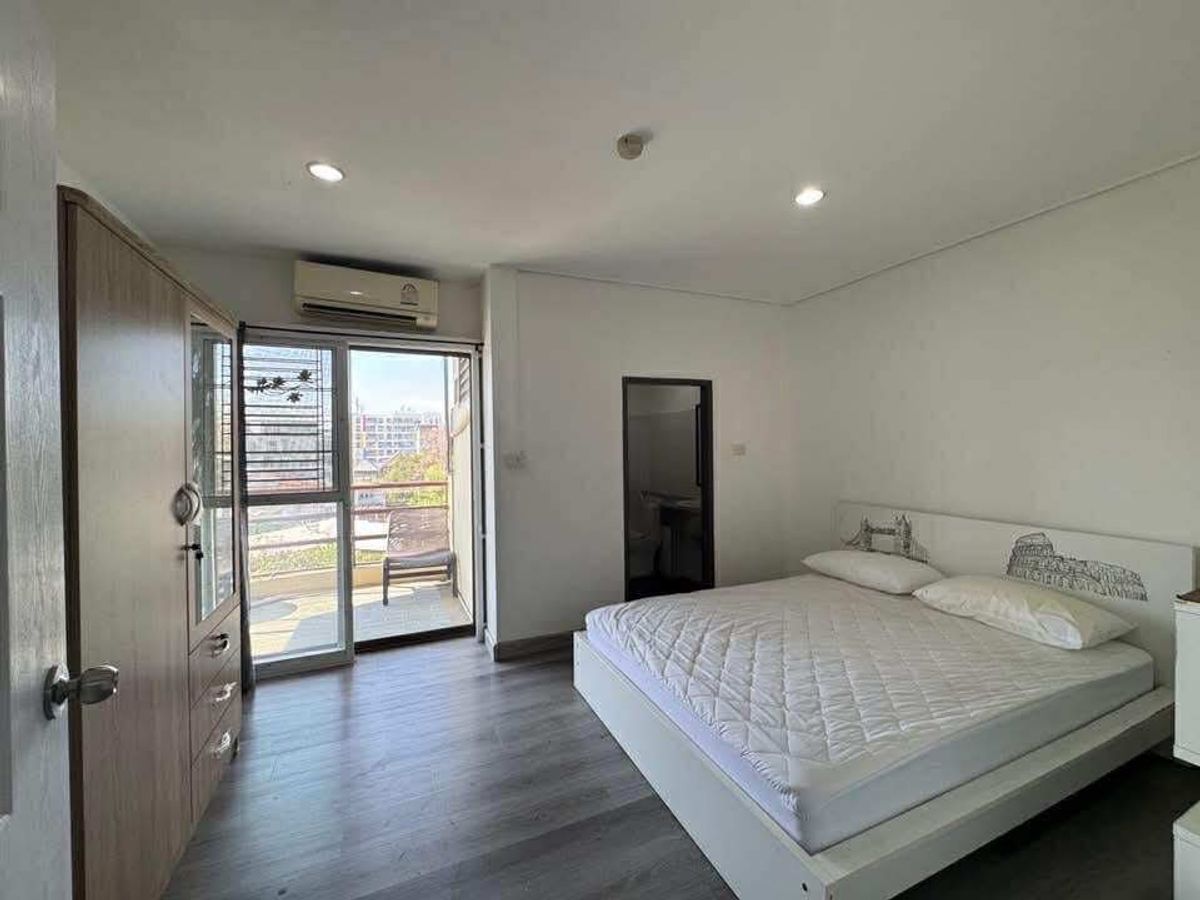 For RentCondoSukhumvit, Asoke, Thonglor : The Living Tower, Sukhumvit 64, complete with BTS Pun Calculation and BTS Udomsuk. Interested to say hello.