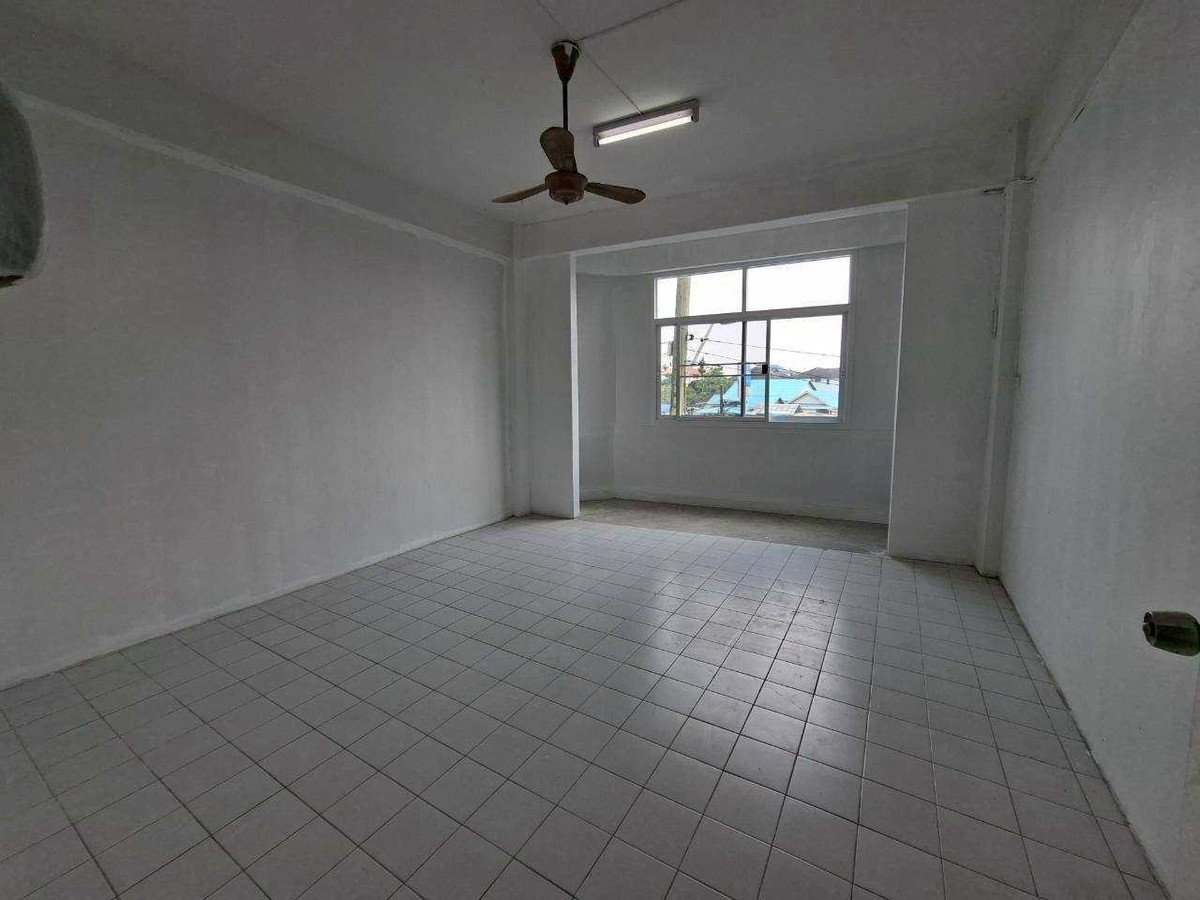 ให้เช่าอาคารพาณิชย์โชคชัย4 ลาดพร้าว71 : ให้เช่าอาคาร 2 ห้อง 3 ชั้นครึ่ง + ดาดฟ้า ทำเลทอง ลาดพร้าว 71 (ตรงข้ามตลาดนัด ใกล้ป้ายรถเมล์) (N.1723)