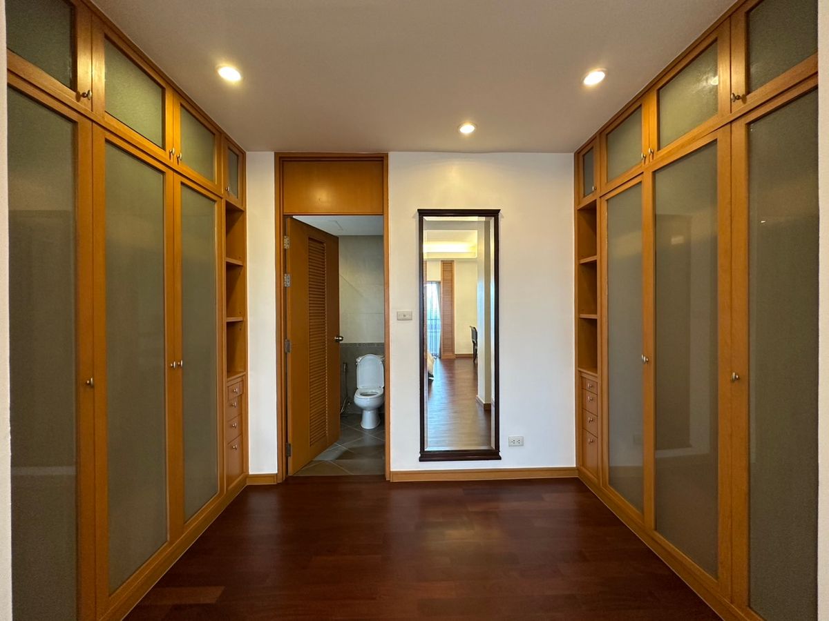 ให้เช่าคอนโดคลองเตย กล้วยน้ำไท : ✨ คอนโดกว้าง 3 ห้องนอน วิวสวย พร้อมสิ่งอำนวยความสะดวกครบ ใกล้ BTS/MRT เดินทางสะดวก พร้อมเข้าอยู่ได้ทันที 