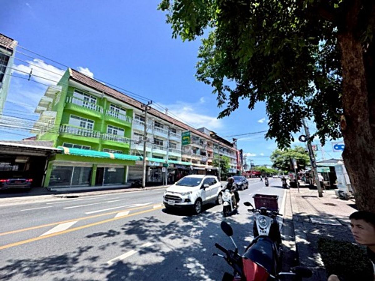 ให้เช่าอาคารพาณิชย์โชคชัย4 ลาดพร้าว71 : ให้เช่าอาคาร 2 ห้อง 3 ชั้นครึ่ง + ดาดฟ้า ทำเลทอง ลาดพร้าว 71 (ตรงข้ามตลาดนัด ใกล้ป้ายรถเมล์) (N.1723)