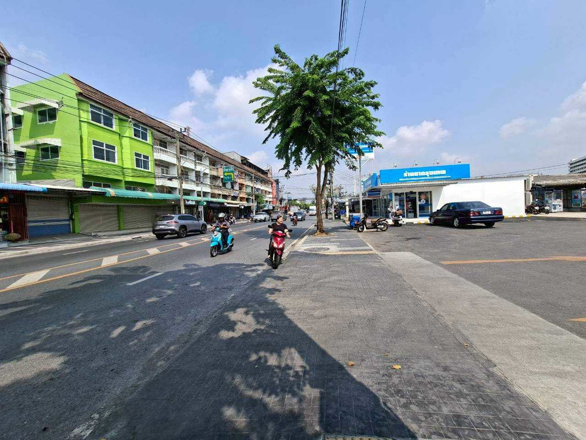 ให้เช่าอาคารพาณิชย์โชคชัย4 ลาดพร้าว71 : ให้เช่าอาคาร 2 ห้อง 3 ชั้นครึ่ง + ดาดฟ้า ทำเลทอง ลาดพร้าว 71 (ตรงข้ามตลาดนัด ใกล้ป้ายรถเมล์) (N.1723)