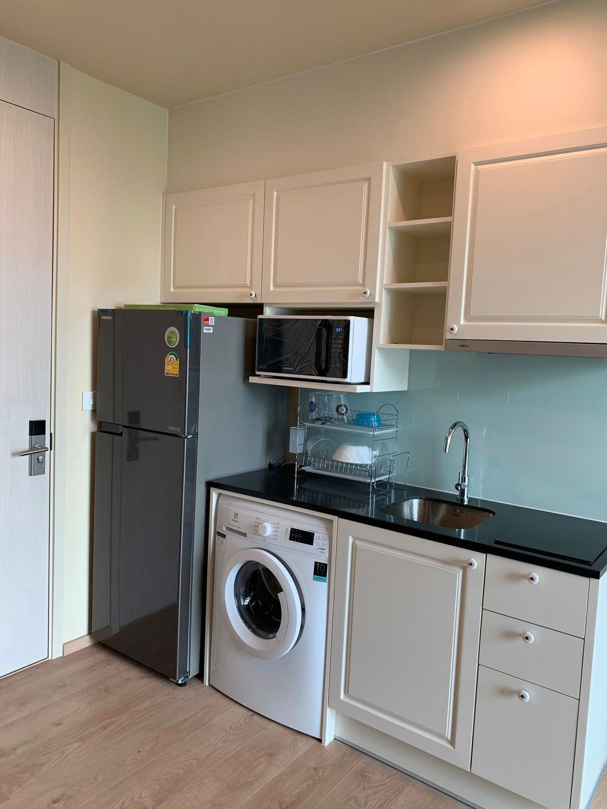 CondoSukhumvit, Asoke, Thonglor : Noble recoze Sukhumvit 19, convenient transportation, near BTS, have a beautiful room shuttle, complete furniture. Ready to stay immediately !!!  