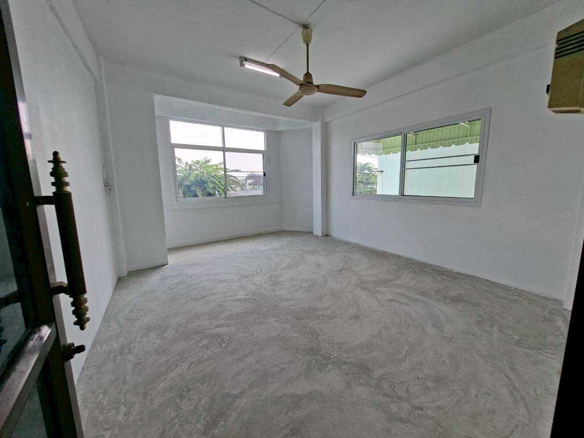 ให้เช่าอาคารพาณิชย์โชคชัย4 ลาดพร้าว71 : ให้เช่าอาคาร 2 ห้อง 3 ชั้นครึ่ง + ดาดฟ้า ทำเลทอง ลาดพร้าว 71 (ตรงข้ามตลาดนัด ใกล้ป้ายรถเมล์) (N.1723)