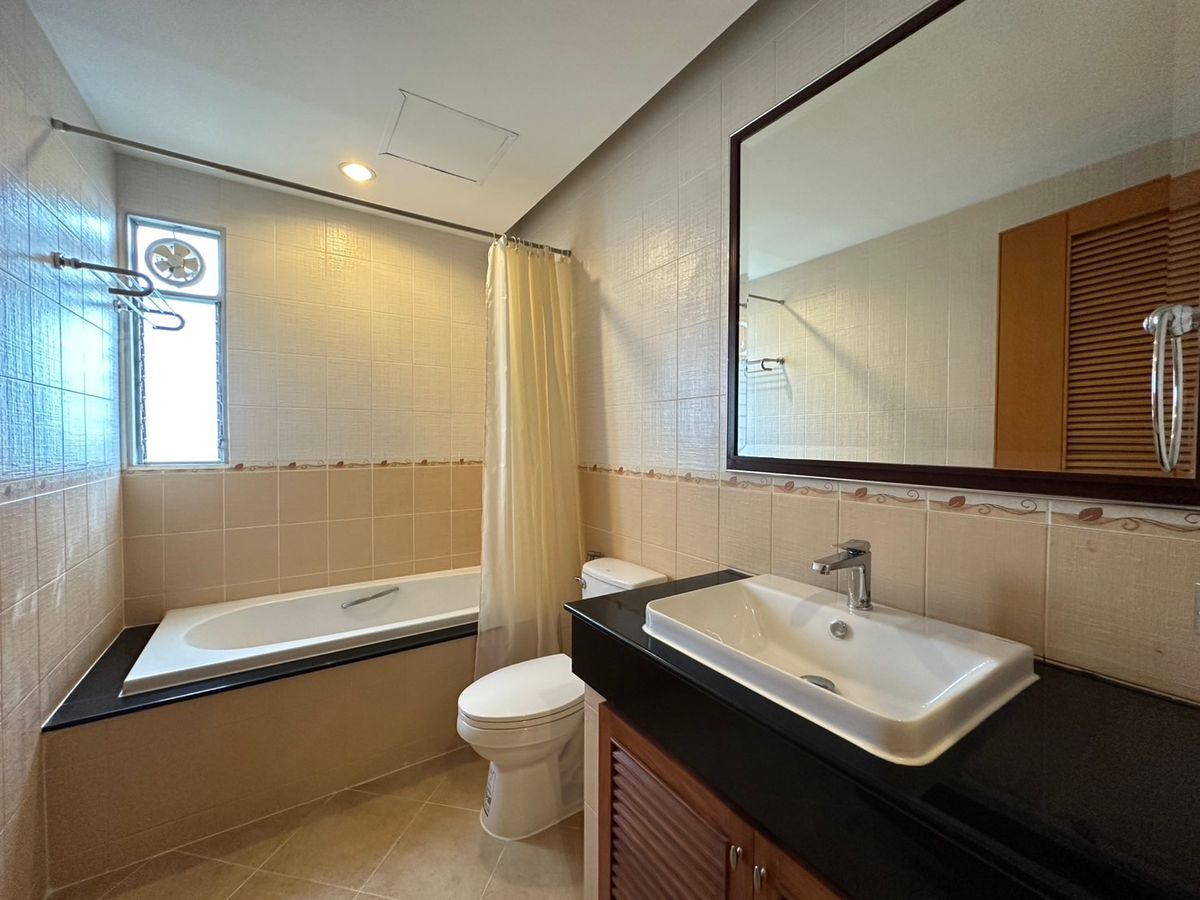 ให้เช่าคอนโดคลองเตย กล้วยน้ำไท : ✨ คอนโดกว้าง 3 ห้องนอน วิวสวย พร้อมสิ่งอำนวยความสะดวกครบ ใกล้ BTS/MRT เดินทางสะดวก พร้อมเข้าอยู่ได้ทันที 