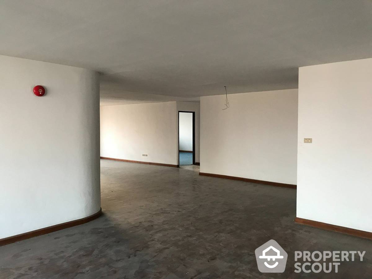 For SaleCondoSukhumvit, Asoke, Thonglor : 3-BR Condo at D.S. Tower 1 Sukhumvit 33 Condominium near BTS Phrom Phong