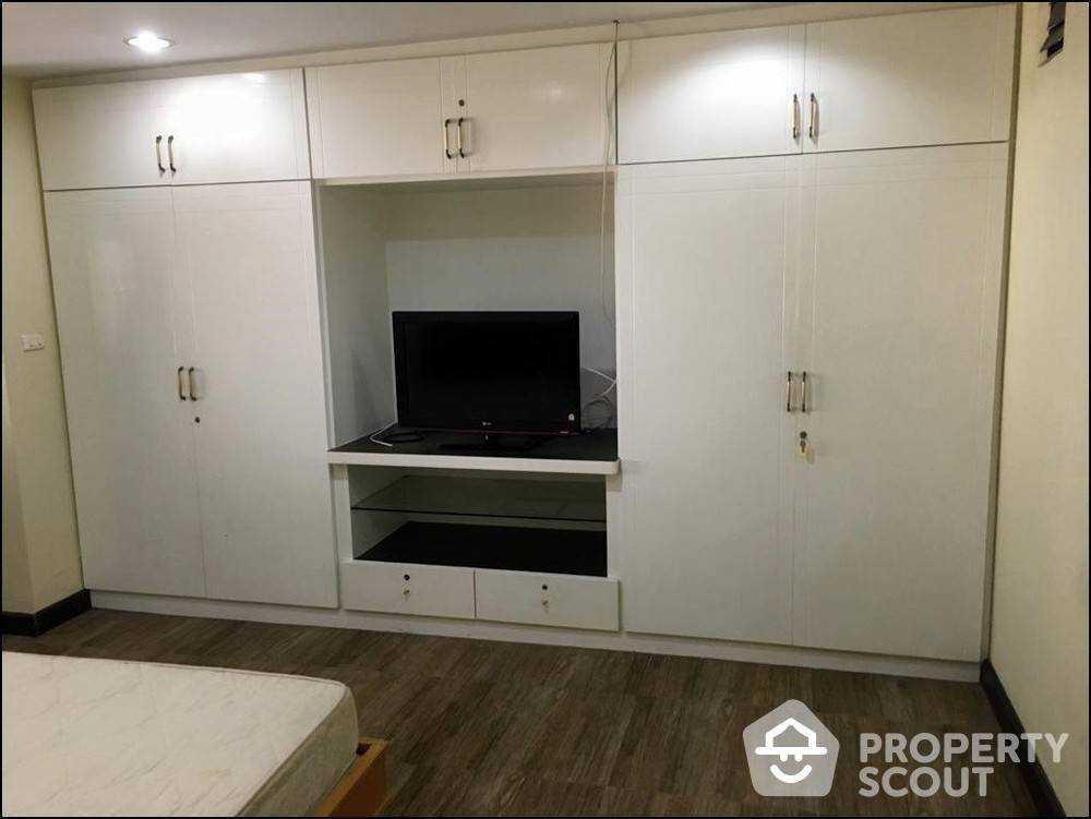 For SaleCondoNana, North Nana,Sukhumvit13, Soi Nana : 2-BR Condo at Crystal Garden Condominium near BTS Nana