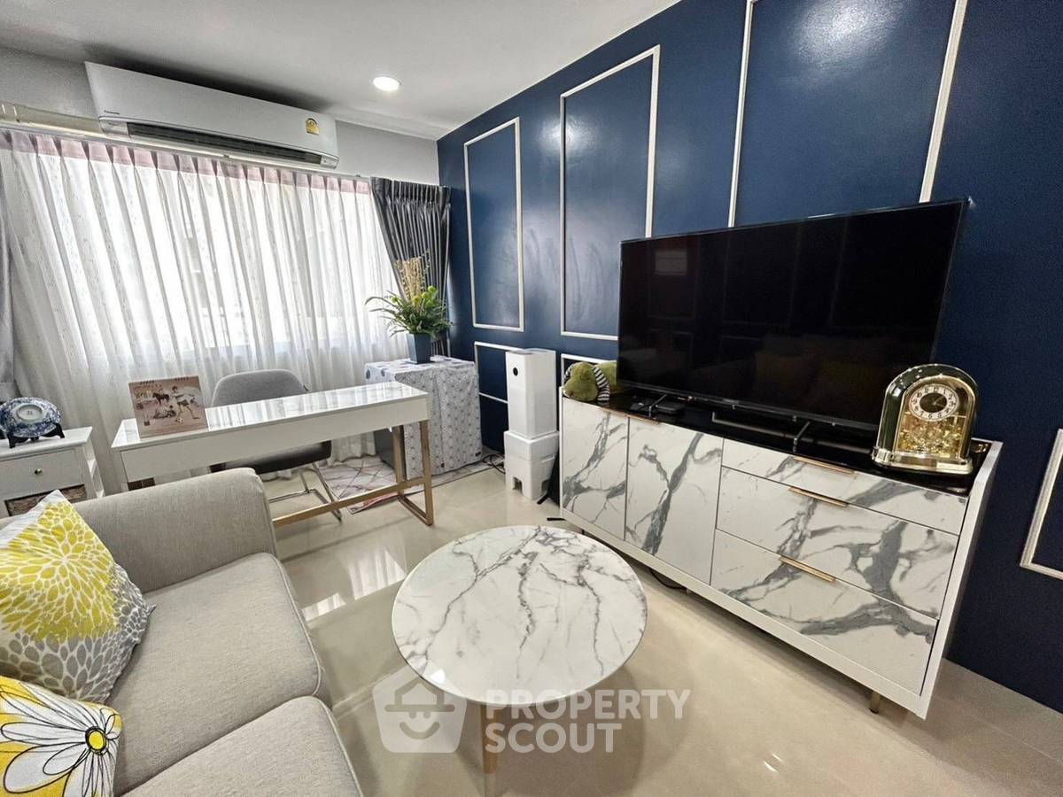 ขายคอนโดวิทยุ ชิดลม หลังสวน : คอนโด 2-ห้องนอน ที่ วิทยุ คอมเพล็กซ์ คอนโดมิเนียม ใกล้ BTS เพลินจิต