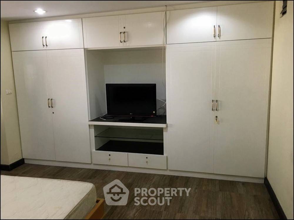 For SaleCondoNana, North Nana,Sukhumvit13, Soi Nana : 2-BR Condo at Crystal Garden Condominium near BTS Nana