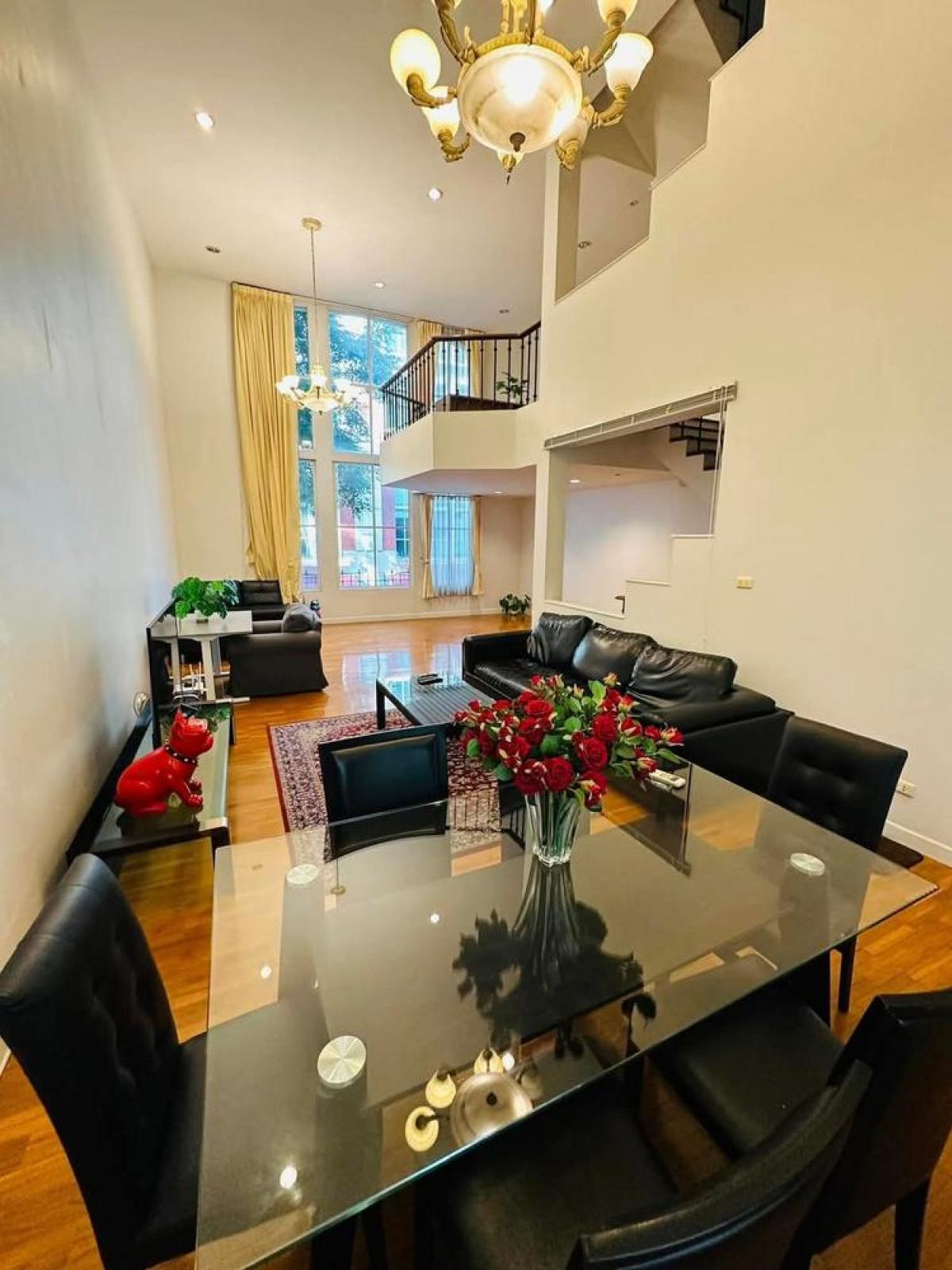 ให้เช่าทาวน์โฮมสุขุมวิท อโศก ทองหล่อ : 03/04/2026, เช่าทาวน์โฮมทองหล่อ 4 ชั้น 5 ห้องนอน ใกล้ BTS สะดวก ปลอดภัย 
บ้านกลางกรุง สุขุมวิท55 ติด J Avenue พร้อมที่จอดรถ 2 คัน 0642748883