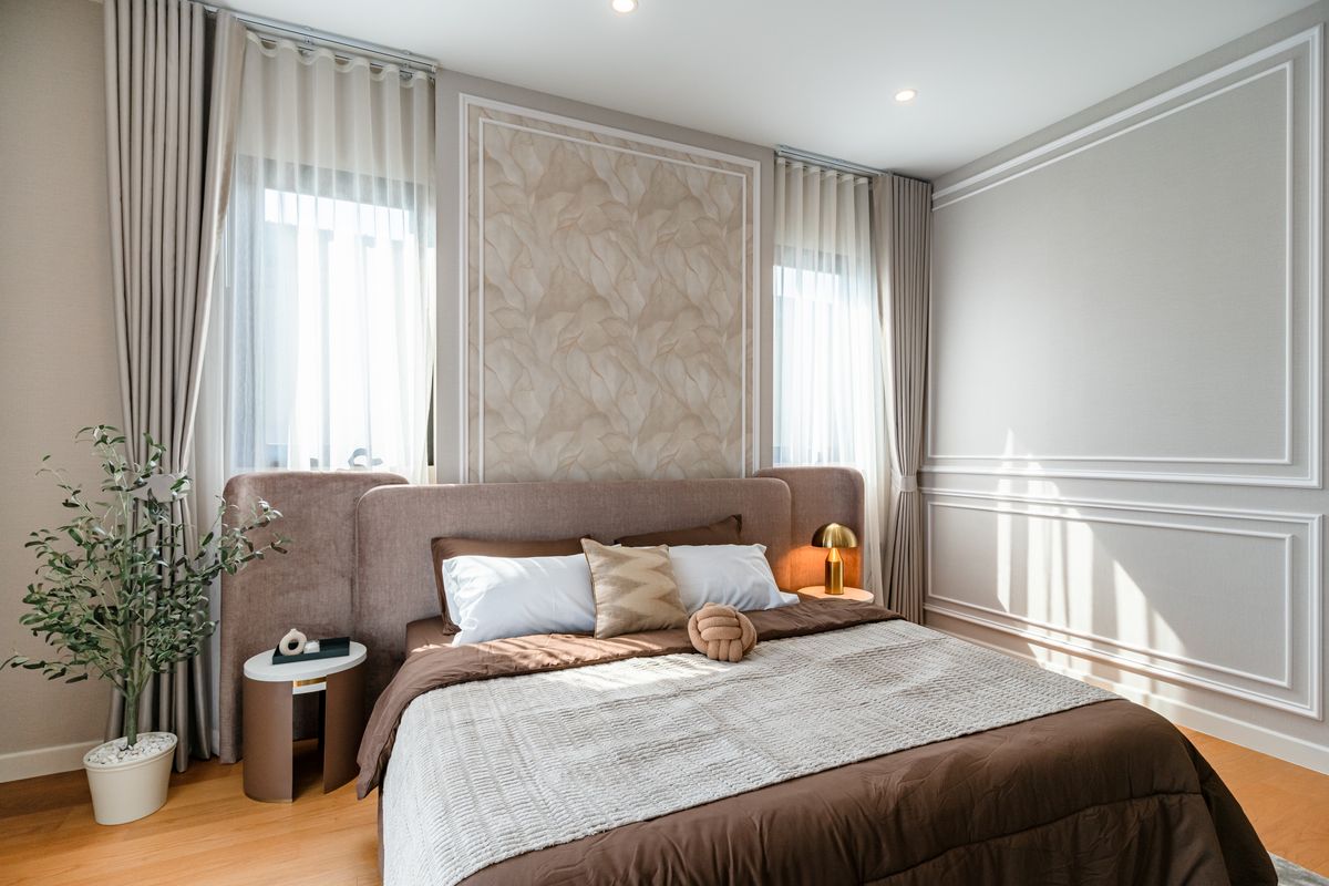 For SaleHousePattanakan, Srinakarin : 🌃 Ultra Luxury Living! Spacious 3-Storey Single House with Private Lift @Cinq Royal 5 Bedrooms, EV Charging Parking, and Convenient Access – Only 15 Minutes to the Airport