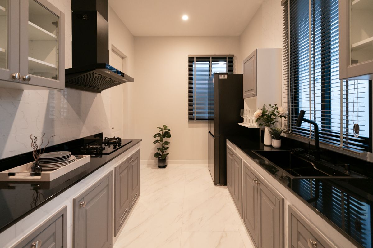 For SaleHousePattanakan, Srinakarin : 🌃 Ultra Luxury Living! Spacious 3-Storey Single House with Private Lift @Cinq Royal 5 Bedrooms, EV Charging Parking, and Convenient Access – Only 15 Minutes to the Airport