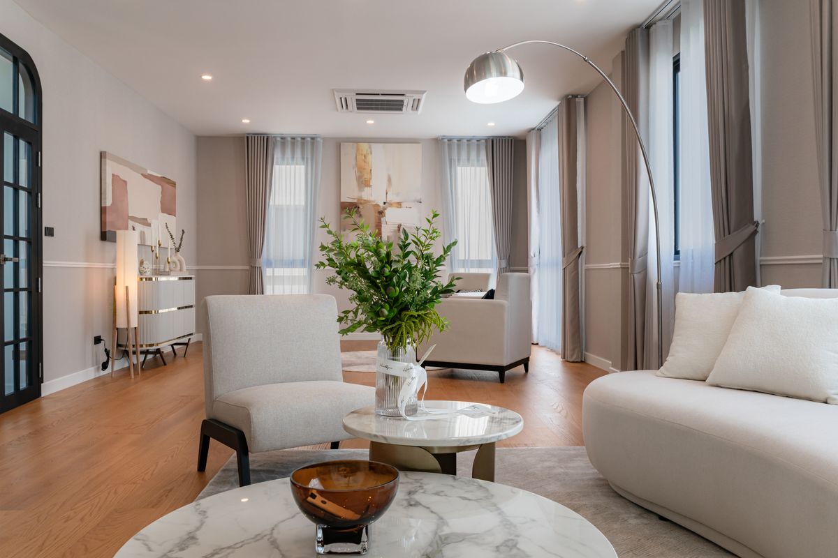 For SaleHousePattanakan, Srinakarin : 🌃 Ultra Luxury Living! Spacious 3-Storey Single House with Private Lift @Cinq Royal 5 Bedrooms, EV Charging Parking, and Convenient Access – Only 15 Minutes to the Airport