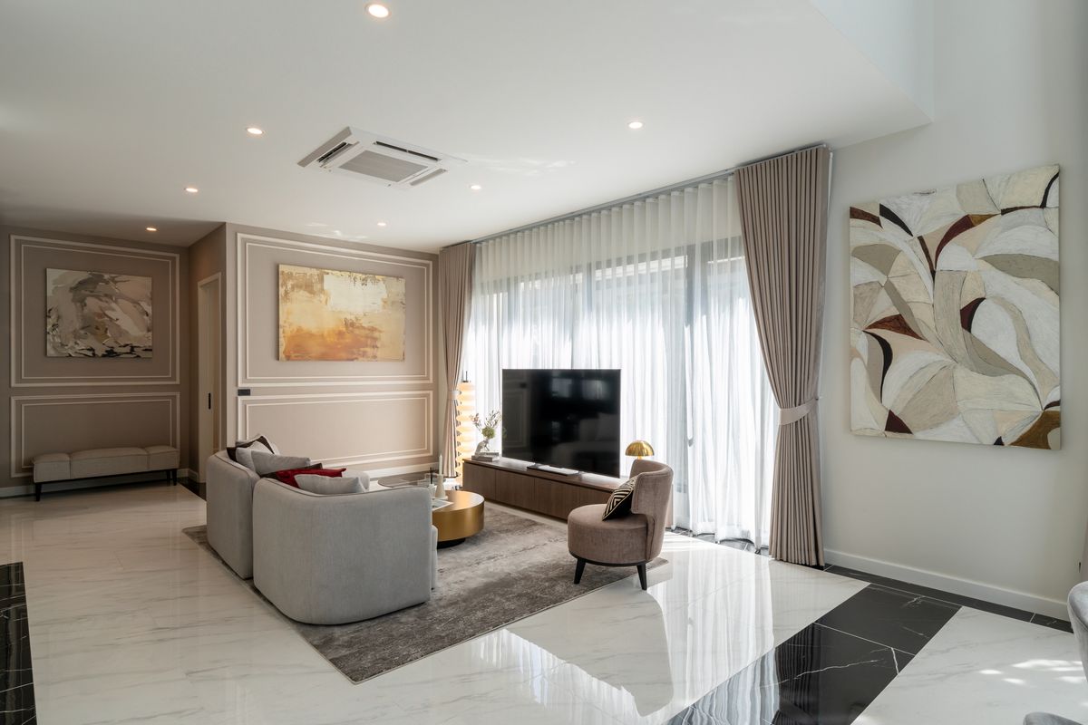 For SaleHousePattanakan, Srinakarin : 🌃 Ultra Luxury Living! Spacious 3-Storey Single House with Private Lift @Cinq Royal 5 Bedrooms, EV Charging Parking, and Convenient Access – Only 15 Minutes to the Airport