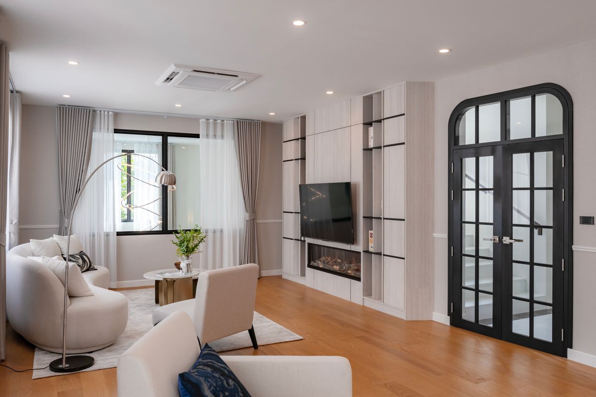 For SaleHousePattanakan, Srinakarin : 🌃 Ultra Luxury Living! Spacious 3-Storey Single House with Private Lift @Cinq Royal 5 Bedrooms, EV Charging Parking, and Convenient Access – Only 15 Minutes to the Airport