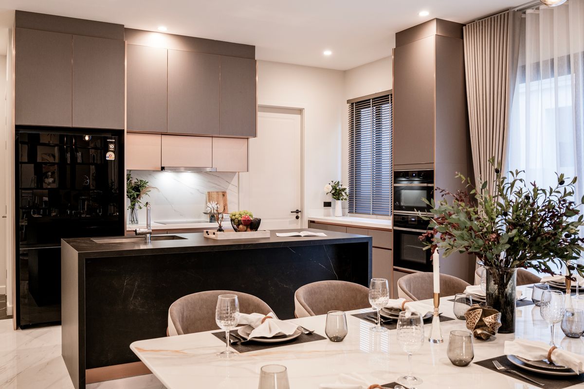 For SaleHousePattanakan, Srinakarin : 🌃 Ultra Luxury Living! Spacious 3-Storey Single House with Private Lift @Cinq Royal 5 Bedrooms, EV Charging Parking, and Convenient Access – Only 15 Minutes to the Airport