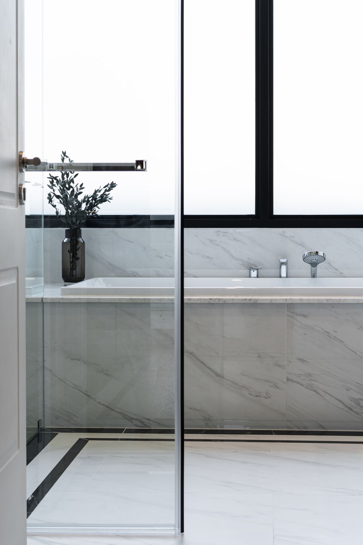 For SaleHousePattanakan, Srinakarin : 🌃 Ultra Luxury Living! Spacious 3-Storey Single House with Private Lift @Cinq Royal 5 Bedrooms, EV Charging Parking, and Convenient Access – Only 15 Minutes to the Airport