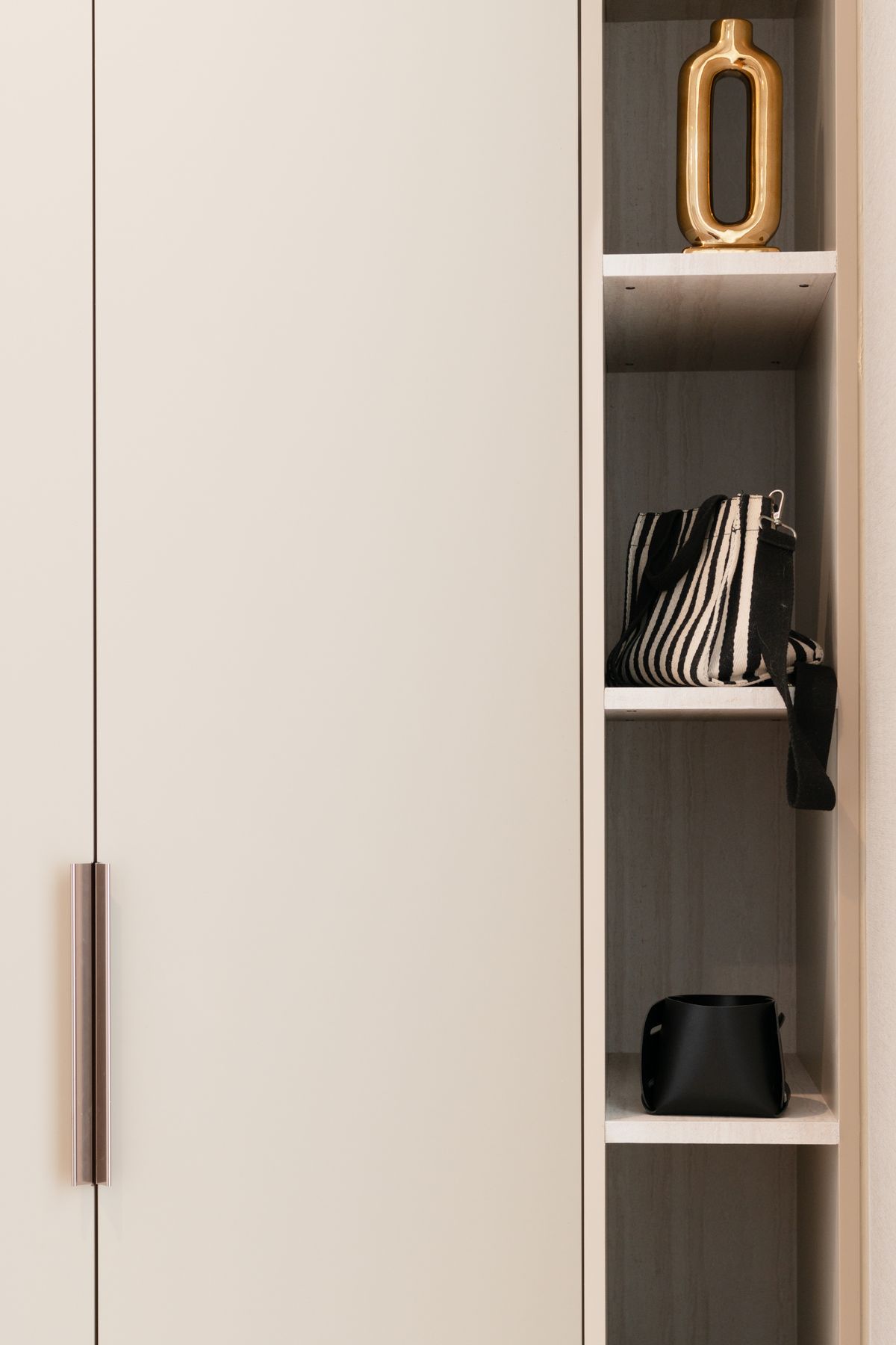 For SaleHousePattanakan, Srinakarin : 🌃 Ultra Luxury Living! Spacious 3-Storey Single House with Private Lift @Cinq Royal 5 Bedrooms, EV Charging Parking, and Convenient Access – Only 15 Minutes to the Airport