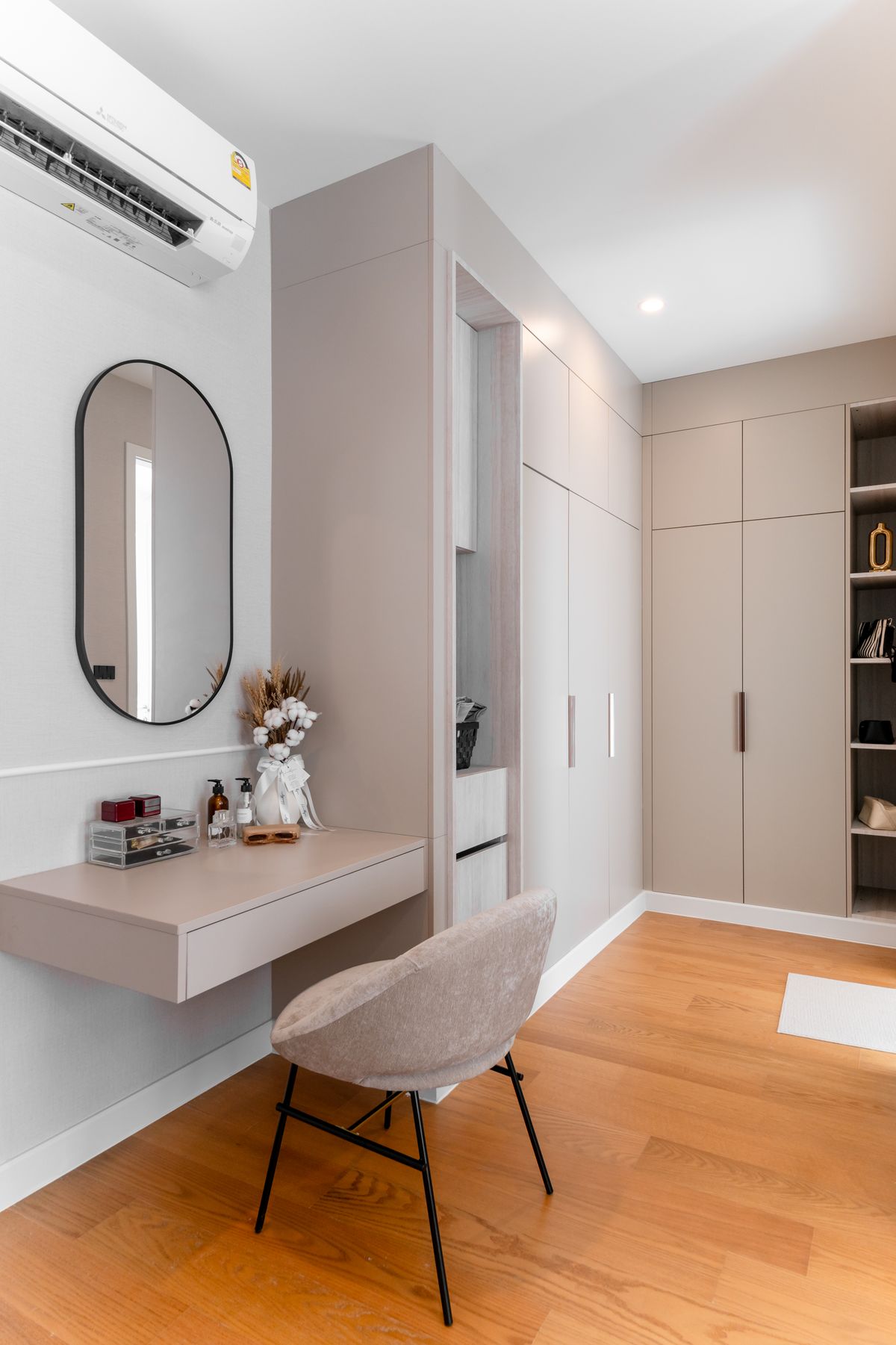 For SaleHousePattanakan, Srinakarin : 🌃 Ultra Luxury Living! Spacious 3-Storey Single House with Private Lift @Cinq Royal 5 Bedrooms, EV Charging Parking, and Convenient Access – Only 15 Minutes to the Airport