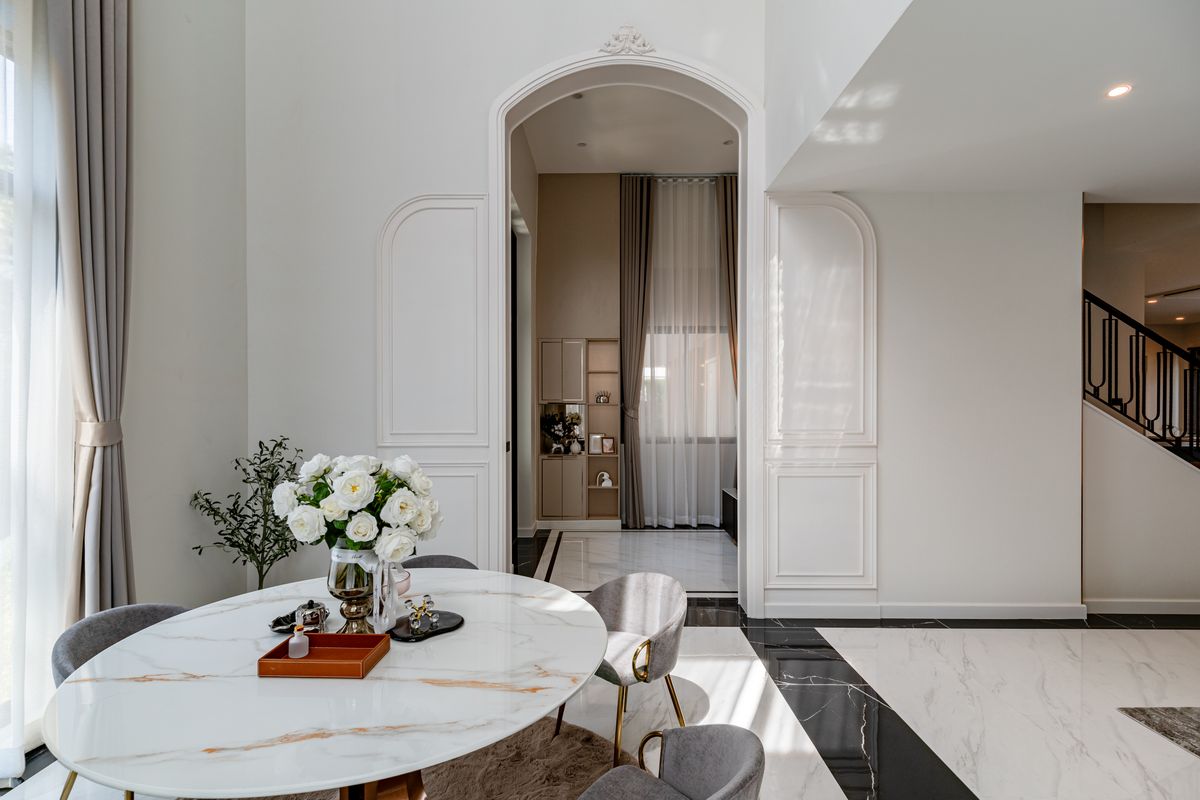 For SaleHousePattanakan, Srinakarin : 🌃 Ultra Luxury Living! Spacious 3-Storey Single House with Private Lift @Cinq Royal 5 Bedrooms, EV Charging Parking, and Convenient Access – Only 15 Minutes to the Airport