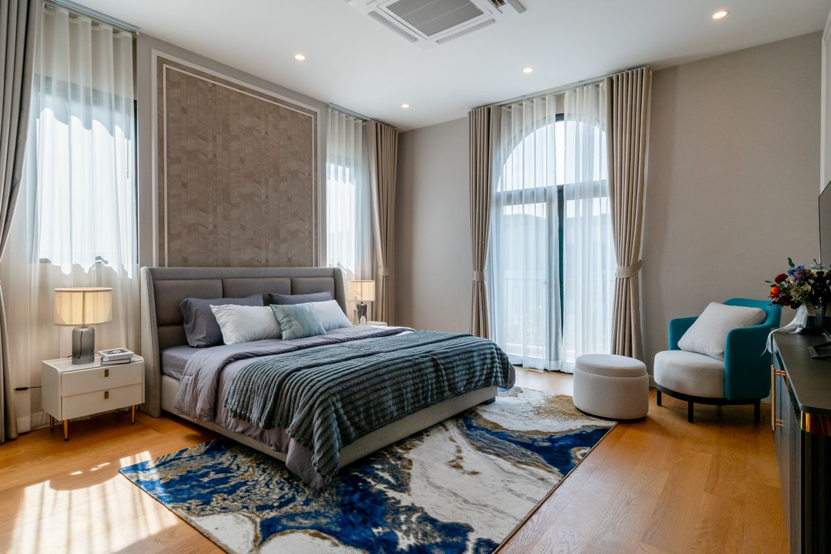 For SaleHousePattanakan, Srinakarin : 🌃 Ultra Luxury Living! Spacious 3-Storey Single House with Private Lift @Cinq Royal 5 Bedrooms, EV Charging Parking, and Convenient Access – Only 15 Minutes to the Airport