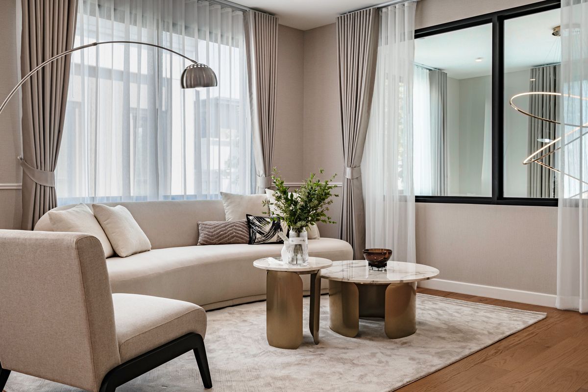 For SaleHousePattanakan, Srinakarin : 🌃 Ultra Luxury Living! Spacious 3-Storey Single House with Private Lift @Cinq Royal 5 Bedrooms, EV Charging Parking, and Convenient Access – Only 15 Minutes to the Airport