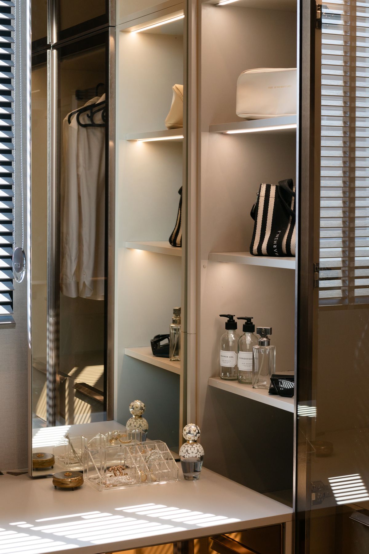 For SaleHousePattanakan, Srinakarin : 🌃 Ultra Luxury Living! Spacious 3-Storey Single House with Private Lift @Cinq Royal 5 Bedrooms, EV Charging Parking, and Convenient Access – Only 15 Minutes to the Airport