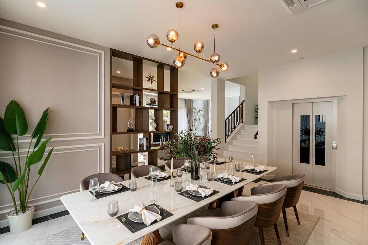 For SaleHousePattanakan, Srinakarin : 🌃 Ultra Luxury Living! Spacious 3-Storey Single House with Private Lift @Cinq Royal 5 Bedrooms, EV Charging Parking, and Convenient Access – Only 15 Minutes to the Airport