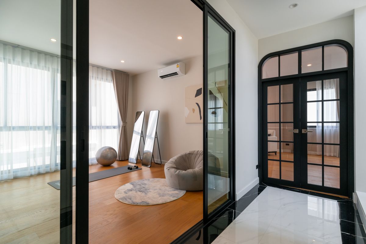 For SaleHousePattanakan, Srinakarin : 🌃 Ultra Luxury Living! Spacious 3-Storey Single House with Private Lift @Cinq Royal 5 Bedrooms, EV Charging Parking, and Convenient Access – Only 15 Minutes to the Airport