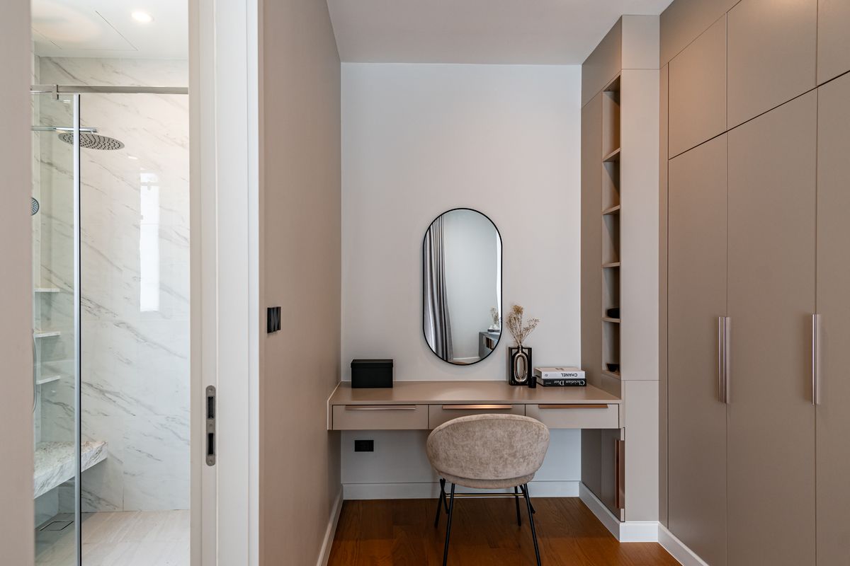 For SaleHousePattanakan, Srinakarin : 🌃 Ultra Luxury Living! Spacious 3-Storey Single House with Private Lift @Cinq Royal 5 Bedrooms, EV Charging Parking, and Convenient Access – Only 15 Minutes to the Airport