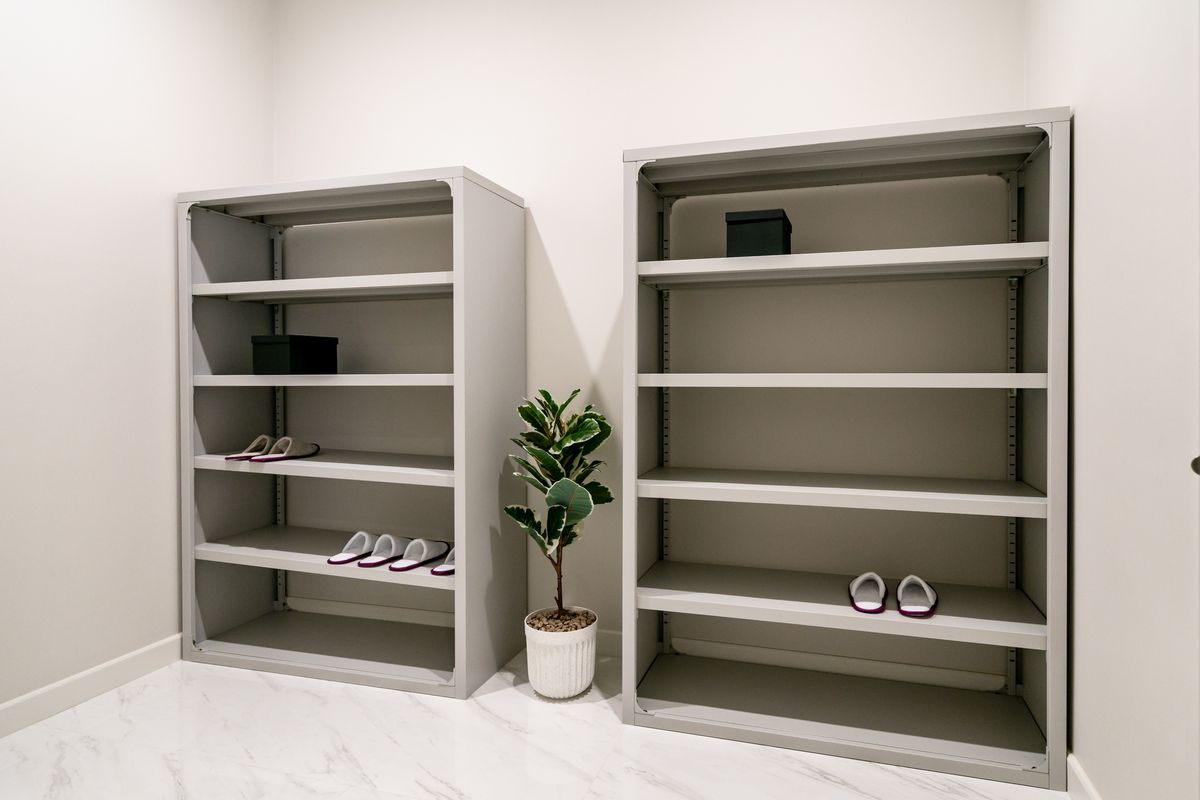 For SaleHousePattanakan, Srinakarin : 🌃 Ultra Luxury Living! Spacious 3-Storey Single House with Private Lift @Cinq Royal 5 Bedrooms, EV Charging Parking, and Convenient Access – Only 15 Minutes to the Airport